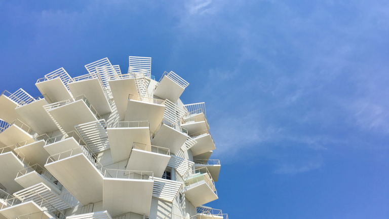 En France, cet immeuble hérissé de terrasses est un véritable chef d’œuvre architectural (il a été élu plus bel immeuble résidentiel)